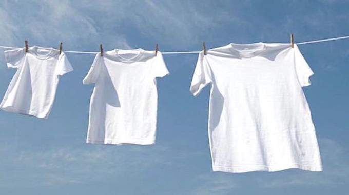 Comment blanchir ses vêtements tachés ?